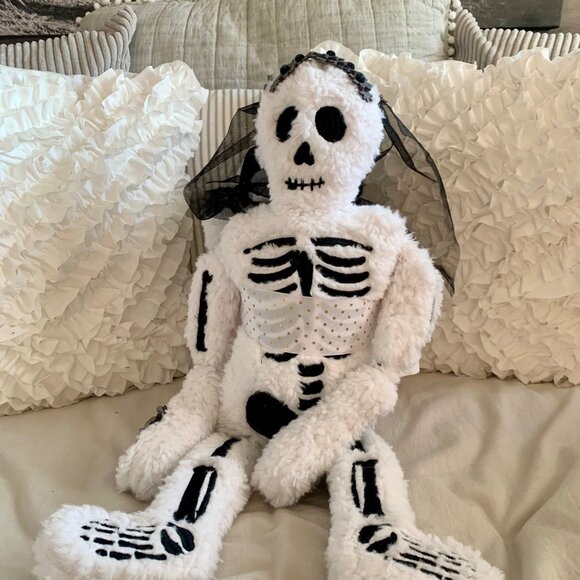 NEW Isaac Mizrahi Halloween RARE 2024 Skeleton Bride & Groom Pillow Set - Picture 2 of 3